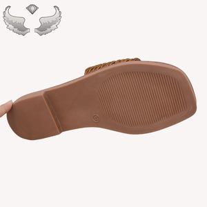 Sandales plates de plage de haute qualité, tendance et très demandées, style rétro décontracté, légères, pour femmes, avec emballage personnalisé du logo - Product Image 6