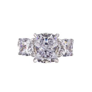 Anello di Fidanzamento Q637 per Donna in Oro Bianco con Diamante Taglio Radiant Colore D Naturale e Diamanti Laterali - Product Image 6