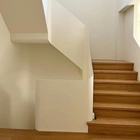 Escalier en colimaçon moderne minimaliste en acier blanc cassé pour espaces intérieurs