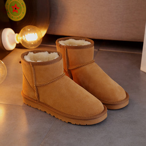 Mode hivernale <span class=keywords><strong>Bottes</strong></span> de neige simples et solides en <span class=keywords><strong>cuir</strong></span> véritable polaire à l'intérieur de la fourrure pour femmes <span class=keywords><strong>Bottes</strong></span> de cheville courtes et chaudes pour parents et enfants - Product Image 2