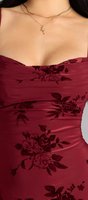 Célébrez avec style avec la mini robe en velours Bloom Cowl, une touche festive et un look prêt pour la fête