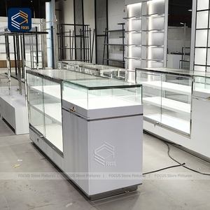 Maßgefertigte Glasvitrine für Einzelhandelsgeschäfte mit weißem Holzsockel, LED-Beleuchtung und vollständigem Sichtfeld – Kommerzielle Ausstellungsvitrine - Product Image 5