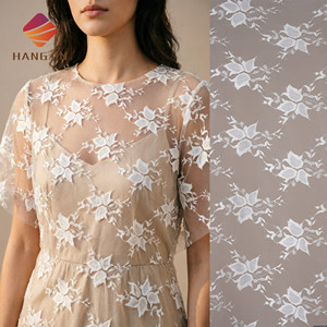 Tela <span class=keywords><strong>de</strong></span> <span class=keywords><strong>Encaje</strong></span> Francés Blanco con Patrón Floral, Malla Suave Bordada en Color Marfil, <span class=keywords><strong>Encaje</strong></span> Chantilly para Vestidos <span class=keywords><strong>de</strong></span> Novia - Product Image 1