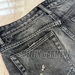 กางเกงยีนส์ขาสั้นทรงหลวมสไตล์วินเทจสำหรับผู้ชาย ลวดลาย Distress Acid Wash แต่งโลโก้ตามสั่ง ประดับมุกและคริสตัล - Product Image 2