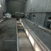 Cabine de sablage industrielle en acier pour le traitement des métaux et la préparation des surfaces en atelier