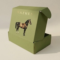 Boîte d'expédition personnalisée de luxe en carton recyclé pour emballage de vêtements, avec logo en feuille d'or et design gaufré UV.