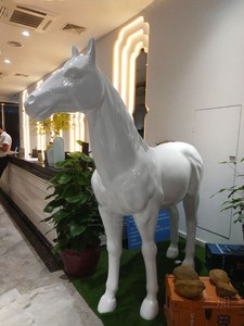 Sculpture de cheval en fibre de verre, décoration de sol, design moderne et simple, faite à la main pour jardin, salon, KTV et cour - Product Image 2