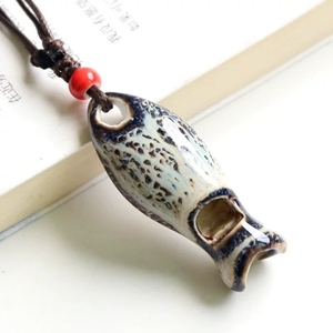 Sifflet en céramique fait main en forme de poisson avec cordon tressé réglable à perles rouges, collier artisanal, jouet musical pour enfants - Product Image 2