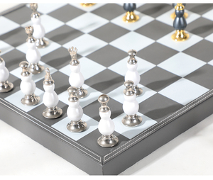 مجموعة شطرنج خشبية MDF فاخرة عالية الجودة مع قطع جلدية تصميم أنيق وديكور جميل للوحة - Product Image 3