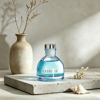 Bouteille diffuseur en verre bleu 50 ml pour parfum et aromathérapie automobile avec bouchon et bâtonnets en rotin