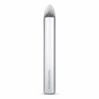Pinceau correcteur plat mini à marque privée, tube en aluminium argenté mat, fibres synthétiques véganes, outil cosmétique portable pour le voyage et le blending
