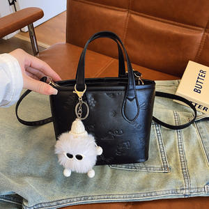 Nouveau sac à main pour femme de grande capacité, de qualité printemps, à fermeture éclair unique, à porter à l'épaule, avec motifs en relief - Product Image 6