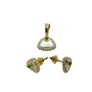 Boucles d'oreilles classiques en or 22 carats avec design triangulaire et pendentif assorti, ensemble élégant de bijoux en perles et pierres vertes pour femmes - Product Image 2