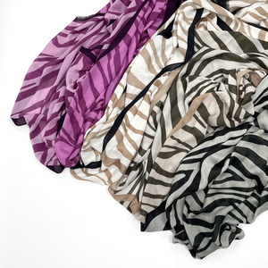 Écharpes personnalisées en viscose modal 40s à imprimé léopard et tigre, hijabs musulmans en rayonne 180cm*70cm, châle respirant à ourlet bébé cousu - Product Image 6