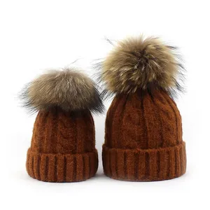 15cm Adulte Bonnet Chapeau Détachable <span class=keywords><strong>Fourrure</strong></span> De Raton Laveur Pompons Femmes Tricoté <span class=keywords><strong>Toque</strong></span> Bonnet Chapeaux - Product Image 2