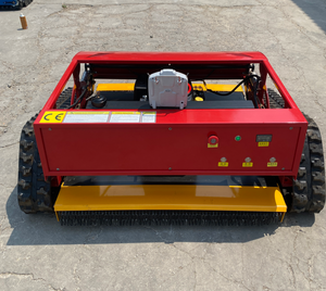 Tondeuse à gazon professionnelle télécommandée sur chenilles, à batterie, avec coupe à fléaux et éjection arrière, rouge et jaune - Product Image 4