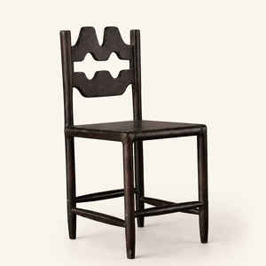 Silla de Madera Oscura Estilo Vintage con Respaldo Tallado Artesanal y Estructura Robusta, Fabricante de Muebles Comerciales para Hostelería - Product Image 1