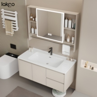 Cermin rias pintar aluminium modern dengan lampu LED tahan air, terpasang di dinding, dan kabinet kamar mandi dengan wastafel keramik