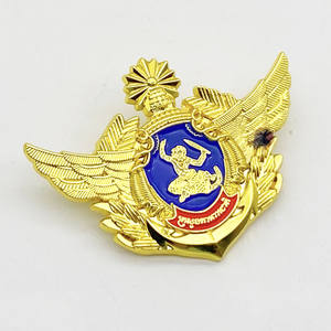 Pin de solapa de metal personalizado con diseño de fabricante, alfileres de solapa de esmalte deportivo para club de fútbol, alfiler de metal - Product Image 6