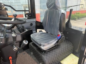 Chargeuse sur chenilles compacte certifiée CE, de taille réduite, pour les applications d'aménagement paysager et agricoles - Product Image 3