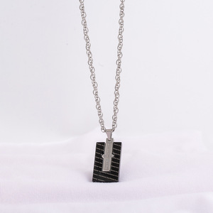 สร้อยคอผู้ชายจี้สี่เหลี่ยมสแตนเลสสีดำสลักลาย Forever Love สวมใส่ได้ทุกวัน - Product Image 2