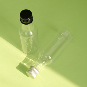 Mini bouteille de <span class=keywords><strong>liqueur</strong></span> PET vide en plastique de 30ml 50ml 250ml personnalisée petite bouteille de boisson de jus de fruit avec bouchon en aluminium - Product Image 2