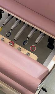 Cama de Yoga Económica Personalizada OEM para Estiramiento y Entrenamiento, Reformer de Pilates de Aluminio Ligero de la Mejor Calidad para Estudio, Color Rosa - Product Image 3