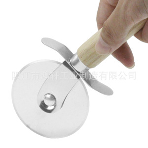 Cortador de pizza con mango de madera y hoja de acero inoxidable de 17.5 cm para pizza, pasteles y repostería. - Product Image 4