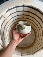 Bol à matcha fait à la main avec bec verseur, bol à matcha chawan avec impressions personnalisées, chawan en grès personnalisé, capacité de 15 oz