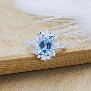 Anelli di fidanzamento unici Paston personalizzati con acquamarina taglio smeraldo da 3 carati coltivata in laboratorio e moissanite - Product Image 2