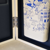 Boîte à vin en bois haute brillance avec charnière métallique, insert en cuir, logo personnalisé pour présentation en magasin, collection de spiritueux, emballage cadeau de luxe