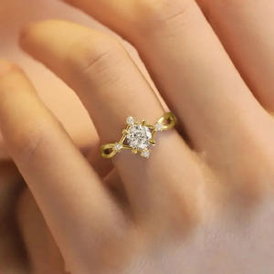 Anello di fidanzamento da donna in oro giallo con diamante taglio brillante rotondo, colore G naturale, pietra principale e diamanti laterali - Product Image 5