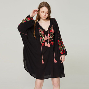 Camicia ricamata con scollo a v <span class=keywords><strong>abito</strong></span> da donna nuovo stile etnico europeo ricamato con frange a <span class=keywords><strong>fiori</strong></span> con coulisse ampia blusa - Product Image 1