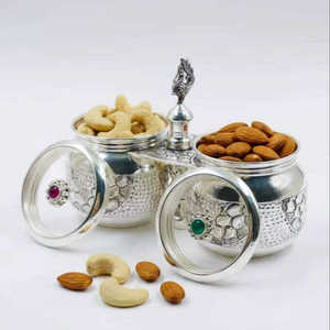 Ensemble Kumkum Haldi en argent pur avec poignée en forme de paon, gravure florale traditionnelle, article artisanal pour la puja, cadeau pour le temple à domicile - Product Image 1