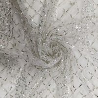 Tissu en dentelle à sequins brillants motif losanges, broderie perlée sur tulle maillé pour robes de soirée glamour et robes de mariée – Vente en gros
