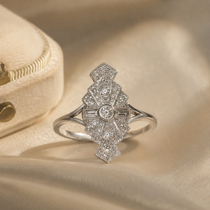 Anello Vintage con Corona Testurizzata per Donne, Gioiello Elegante e di Lusso per le Dita - Product Image 3