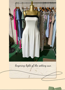 เสื้อผ้าขายส่งลดราคา เสื้อยืดลำลองสำหรับผู้หญิง แพ็คเกจแบบคละแบบ จัดส่งแบบสุ่ม สินค้าคงคลังเสื้อผ้า - Product Image 4