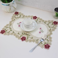 Nappe de table classique européenne Ychon en gros, chemin de table brodé ajouré pour la décoration de table de mariage et de fête
