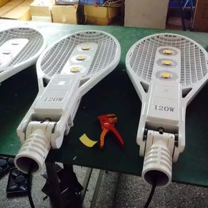 Lampadaire LED 120W en alliage d'aluminium de type III, éclairage extérieur à énergie solaire - Product Image 1