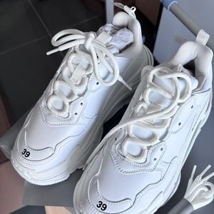 รองเท้าผ้าใบดีไซเนอร์พร้อมกล่อง Triple S รองเท้าลำลองดีไซเนอร์สำหรับผู้ชายและผู้หญิง รองเท้าผ้าใบพื้นหนาสำหรับผู้ชาย รองเท้าผ้าใบสำหรับกิจกรรมกลางแจ้ง พื้นใส สีขาว - Product Image 2