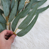 Daun Eucalyptus Buatan Tiga Cabang Bunga Sutra Gaya Klasik untuk Dekorasi Pernikahan Luar Ruangan Rumah Tanaman Hijau Lembut