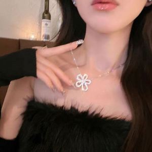 Collar de acero de titanio largo completo diamante cinco pétalos flor colgante temperamento luz lujo suéter cadena collar - Product Image 3