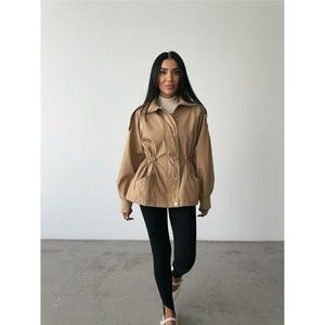 เสื้อแจ็คเก็ตสีน้ำตาลสำหรับผู้หญิงพร้อมเชือกรูดเอวและคอเสื้อแบบคอเต่า ผ้าเนื้อนุ่ม - Product Image 3