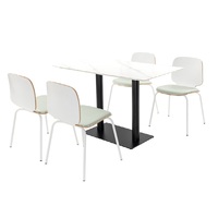 Chaises de conférence et de salle à manger empilables avec pieds en métal nordique et dossier en bois massif, idéales pour les cafétérias scolaires et les cafés.