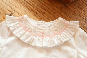 241227 blanc fait à la main smocké blanc Blouse filles hauts enfants chemises personnalisé en vrac en gros enfants vêtements - Product Image 3
