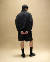 Ensemble de survêtement de course noir personnalisé en nylon avec piping réfléchissant, veste coupe-vent et short de jogging pour hommes