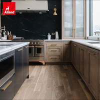 Meubles de cuisine sur mesure Alland pour toute la maison, en chêne scié 1/4, finition satinée, certificat ISO9001, en bois massif, avec grand îlot central