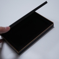 Boîte de téléphone/boîte de montre en fibre de carbone brillante 3K futuriste de nouvelle génération avec fermeture magnétique élite pour emballage de smartphone de luxe