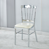 Chaise d'événement empilable de luxe avec cadre doré ou argenté et coussin rembourré pour mariage et salle de banquet