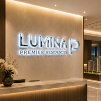 Enseignes néon LED chromées à face miroir avec halo blanc latéral pour résidences haut de gamme, centres de vente immobilière de luxe et signalétique d'appartements